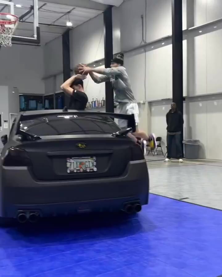 哪个更好？美媒晒麦克朗训练飞跃汽车扣篮🚗一气呵成完美落地