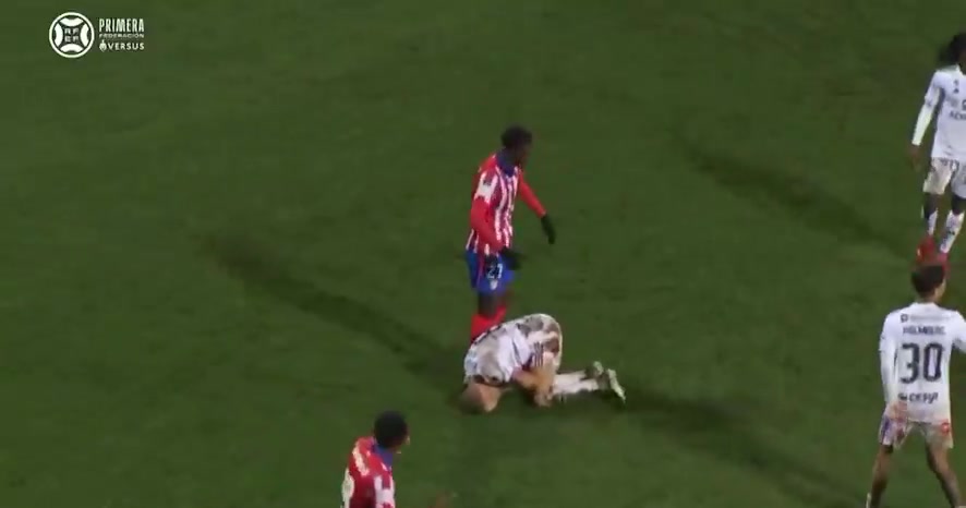 不护犊子！球员朝倒地对手吐口水 马竞B队主帅托雷斯：该罚！😡