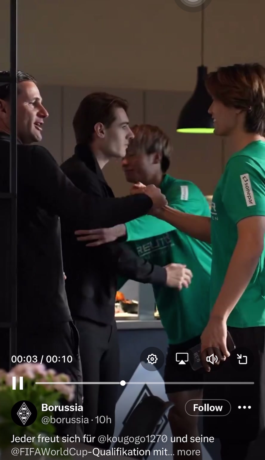 助日本队提前晋级世界杯，板仓滉回门兴后教练和队友向他送上祝福