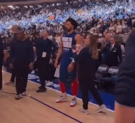 时间管理大师😂康宁汉姆赛前练投篮 出手后训练师喂他吃东西