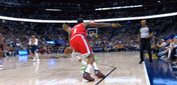 😱掘不出界？威少突破前左脚明显已经踩到边线