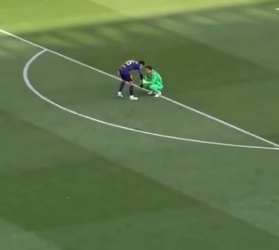 退役回归夺3冠！35岁什琴斯尼赛后蹲地痛哭擦拭眼泪，情难自抑