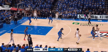 太伤了！掘金弧顶简单配合 斯特劳瑟传球威少没接住再度失误