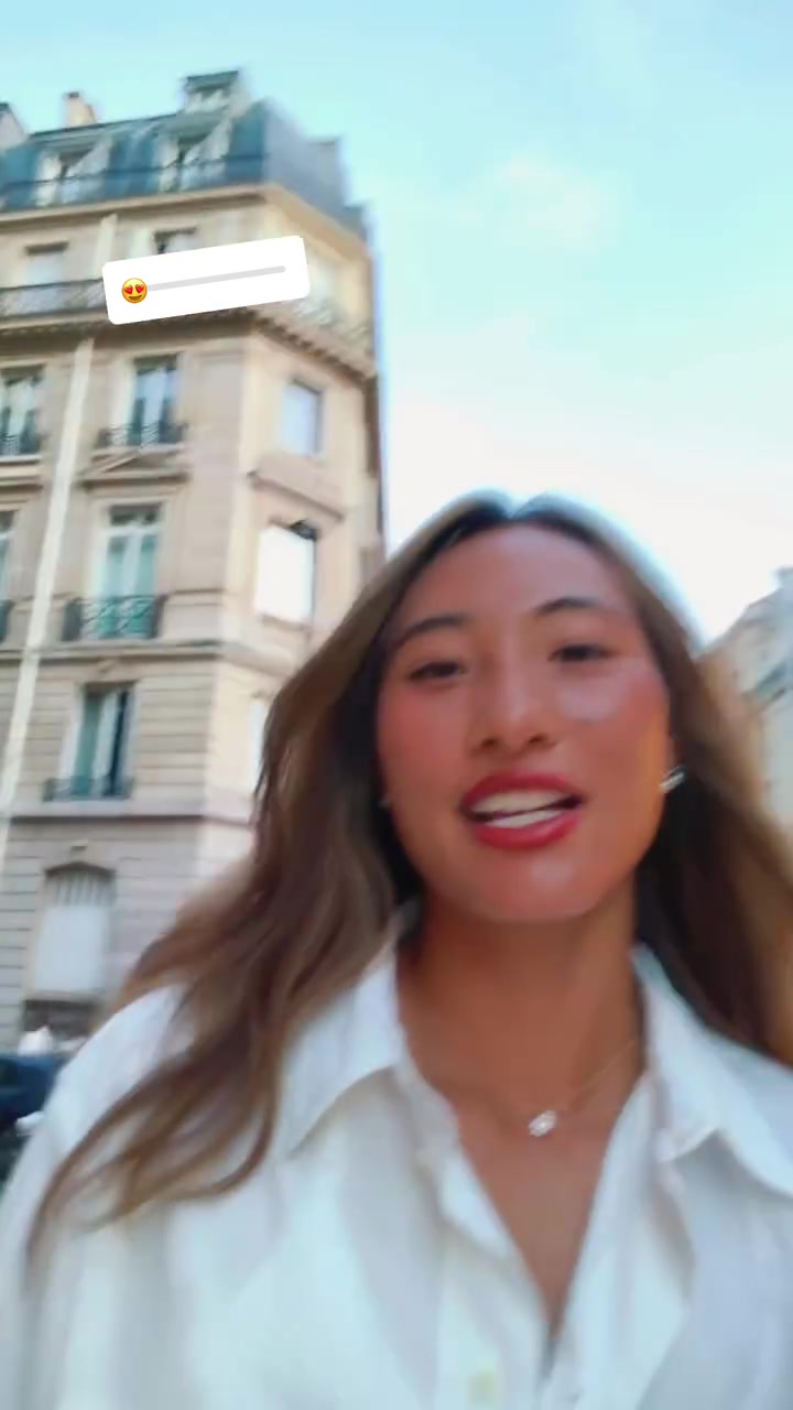 心情​​​美😁郑钦文边走边唱蔡依林《日不落》，社媒晒吃大餐